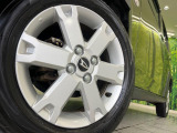 【純正15インチアルミホイール】外観にマッチした純正アルミホイールを装着しております。各種社外アルミホイールや、スタッドレスタイヤも取扱いしております。是非ご相談ください♪