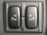 【両側パワースライドドア】スマートキーや運転席のスイッチで後席両側スライドドアの開閉が可能♪電動だから力を入れてドアを開ける必要が無く、小さなお子様でも簡単に開け閉めでき快適です♪