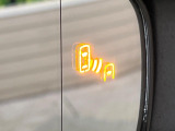 【ブラインドスポットモニター】走行中、ドアミラーの死角になりやすい箇所に後続車が接近するとサイドミラーのレンズに警告を表示!ドライバーに注意喚起をしてくれます。