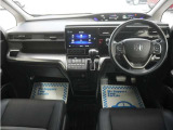 運転にかかわる様々な操作を安全に行えるように視点移動が少なく、操作性に配慮されたスイッチ類が凝縮されたコクピットです。