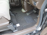 【フロントのフロアマット】前席は純正フロアマット付きです。大きな汚れもなく、使用感も少なめで綺麗な状態です。