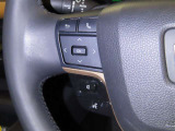 ハンドルから手を離さないでオーディオ等が操作できるステアリングスイッチを装備しております。