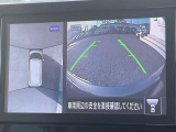 車を真上から見ているように、周囲の状況を把握しながら安心して駐車が行えるアラウンドビューモニター!