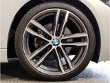 【BMWアロイホイル】軽量かつ強度に拘ったアロイホイル。走行性能ポテンシャルを引き出す設計。車の足元を引き締めてくれる大きなポイントはアロイホイルです。