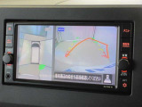 アラウンドビューモニター付きです。車両を上から見たような映像をナビゲーション画面に表示。運転席からの目視だけでは見にくい、車両周辺の状況をリアルタイムでしっかり確認できます。