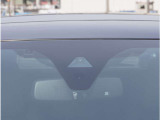 【アクティブセーフティブレーキ】前方の車両や障害物を検知し、ドライバーが回避操作を行わない場合に自動的にブレーキを作動させます。