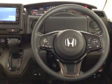 【ハンドル】運転にかかわる様々な操作を安全に行えるように視点移動が少なく操作性に配慮されたスイッチ類が凝縮されたコックピットです。