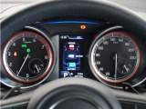 視認性の良いアナログメーターとインフォメーションディスプレイで、運転中の確認がやりやすくなっております。