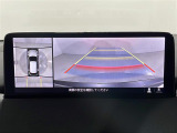 【360&deg;ビュー・モニター】まるでクルマを真上から見下ろしたかのような視点で駐車をサポートします!クルマの斜め後ろや真横など、前後左右の4つのカメラの映像が合成されて、モニターに映し出されます。