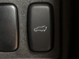 【パワーバックドア】スマートキーや運転席のボタンを押すだけでリアゲートが自動で開閉します!荷物を持っている時や、高い位置にあるバックドアを閉める際に便利な機能です♪