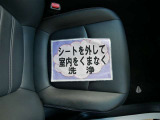 室内外はもちろん、シートを外してニオイの元となるフロアカーペットまで消臭・除菌を実施。中古車を気持ちよくお乗りいただけるクリーニングサービスです。詳細は販売店スタッフまでおたずねください。