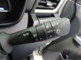 スイッチをオートに設定しておけば、車外の明るさに応じて自動的にヘッドランプを点灯・消灯します。夕暮れ時やトンネルの続く山道などを走行する時に便利なコンライトを装備しています。