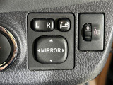 【電動格納ミラー】運転席のスイッチで、ドアミラーの開閉や角度の調整ができます。