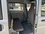 リヤシートも全車消毒済みです。収納時はきれいに収まり荷台がフラットになるので、ゆとりある荷室床面長を確保できます。消毒済み。