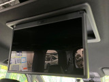 【フリップダウンモニター】大画面モニターで後席でもエンタメをお楽しみいただけます。小さなお子様にも大人気の装備です♪