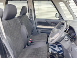 運転席まわりには十分なスペースがあり、大柄な方でもゆったり運転していただける環境です。