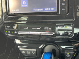【オートエアコン】一度お好みの温度に設定すれば、車内の温度を検知し風量や温度を自動で調整。暑い&hellip;寒い&hellip;と何度もスイッチ操作をする必要はありません。快適な車内空間には必須の機能ですね♪