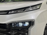 【LEDヘッドライト】悪天候や夜間走行時も良好な視界を確保し安心して運転できる高輝度LEDヘッドライトを装備!点灯速度が早く、消費電力も抑えられています。