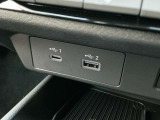 USB端子がタイプAとタイプCの二種類付いています!機器の充電だけではなく、ナビに接続することも可能なので、ポータブルオーディオなどを充電しつつ音楽を楽しんでいただくことも可能です。