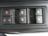 もちろん全席パワーウインドー付。運転席から操作できて便利です。