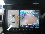 【全方位モニター】リバースに入れた際、車両全体を見渡している映像に切り替わります。また、見通しが悪い場所で便利な前方ワイド映像やすれ違いに便利な助手席側ワイド映像など切り替えが出来ますよ♪
