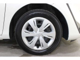 タイヤサイズは185/60R15です。ホイールはフルホイールキャップ付きのスティールホイールです。