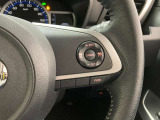 前方の車との車間を設定し、スピードを上げたり緩めたりを自動で行ってくれる追尾式の「レーダークルーズ」。上級装備の一つです!高級車にしかつかない嬉しい機能です。