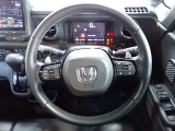 ハンドル左側にはオーディオ操作が出来るオーディオリモートコントロールスイッチ、右側にはHonda SENSINGとオートクルーズコントロールのスイッチを装備!
