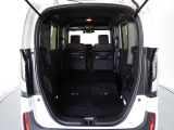リアシートを倒すと高さも奥行もあるラゲッジスペースとなり自転車なんかも積めちゃいます!!