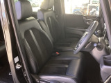 フロントは助手席と繋がったベンチシートです。
