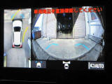 パノラミックビューモニター付きです。車両を上から見たような映像をディスプレイオーディオ画面に表示。運転席からの目視だけでは見にくい、車両周辺の状況をリアルタイムでしっかり確認できます。