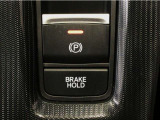 指先の操作でパーキングブレーキの「作動と解除」が行うことができる装備。ブレーキペダルから足を離しても停止し続けてくれるオートブレーキホールド機能。信号待ちなどの際には便利。ECO運転で低燃費走行♪