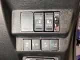 両側電動スライドドアは運転席から操作ができるよう、操作スイッチが付いています。Hondaセンシング用のVSA(ABS+TCS+横滑り抑制)解除とレーンキープアシストシステムなどのスイッチがあります。