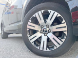 【純正アルミホイール】外観にマッチした純正アルミホイールを装着しております。各種社外アルミホイールや、スタッドレスタイヤも取扱いしております。是非ご相談ください♪
