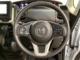 ハンドルにHondaセンシング系のクルーズコントロールやレーンキープアシストなどのスイッチと、オーディオの操作スイッチが装備されています。ハンドルから手を離さず安全に操作できます。