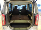 ■荷室は開口部が大きく、荷物の積み下ろしがスムーズ。後部座席を倒すことでさらに広くなり、使い勝手が良く便利です。