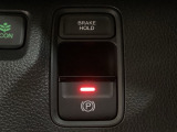 セレクトレバーの右に電子制御パーキングブレーキがあります。スイッチひとつで、停車した地点の傾斜などをシステムが検知・判断してブレーキ力を自動的に最適制御し、しっかり停車できるパーキングシステムです。