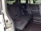 ホンダ車の低床ボディは、チャイルドシートへのお子さまの乗降や荷物の積載もスムーズ。足元もゆったりとしていますので、おくつろぎいただけます。