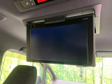 【フリップダウンモニター】大画面モニターで後席でもエンタメをお楽しみいただけます。小さなお子様にも大人気の装備です♪