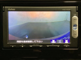 ギヤをR(バック)に入れるとナビの画面に後ろの映像が映るリアカメラ付です。後退時、コンディションが悪い視界でもカラーバックモニターがドライバーをサポートします。
