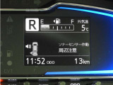 ソナーセンサー付きです。障害物に近づくと、表示や音声で知らせてくれる便利な機能です。車両感覚がつかみ易くなるので、オススメの装備です。