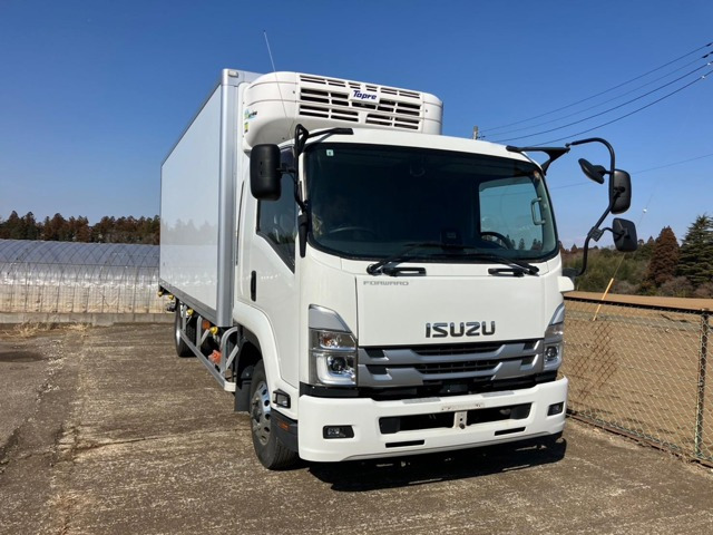 フォワード 冷蔵冷凍車 2750KG積載量
