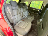 後部座席も気になるようなキズ・汚れやへたり等、大きなダメージはなく、良好な状態です。