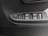 パワーウィンドウと電動ドアミラーのスイッチ。コンパクトにまとまって配置されていて使いやすいですよ。
