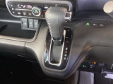 自然に手が届き、操作性の良いインパネシフトに、パーキングブレーキは、フットブレーキタイプなので、運転席と助手席の間はすっきりしています。