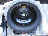 スペアタイヤ、装備車です。最近は、スペアタイヤが無くなってきていますが、やはりあれば安心ですよね!でもでも、交換するのは大変、JAFにお任せ!365日24時間対応します!是非ご加入下さい!