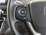 便利なステアリングスイッチ付きでナビに目をやらなくても音量調整等が可能です。