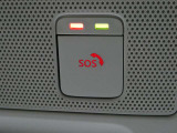 急病時や危険を感じた時、SOSコールスイッチを押すと専門のオペレータに繋がって、警察や消防への連携をサポートしてくれます。また、万が一の事故発生時には、エアバッグ展開と連動して自動通報します。
