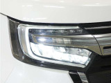 【LEDヘッドライト】省電力で、明るく遠くまで照らし、夜道や雨天などの走行の際、安心感を高めます。オートライト機構で周囲の明るさを感知し、自動で点灯、消灯します。