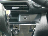 USB電源&12Vシガーソケットが運転席&助手席前にございます♪スマホ等の充電にご使用くださいませ♪